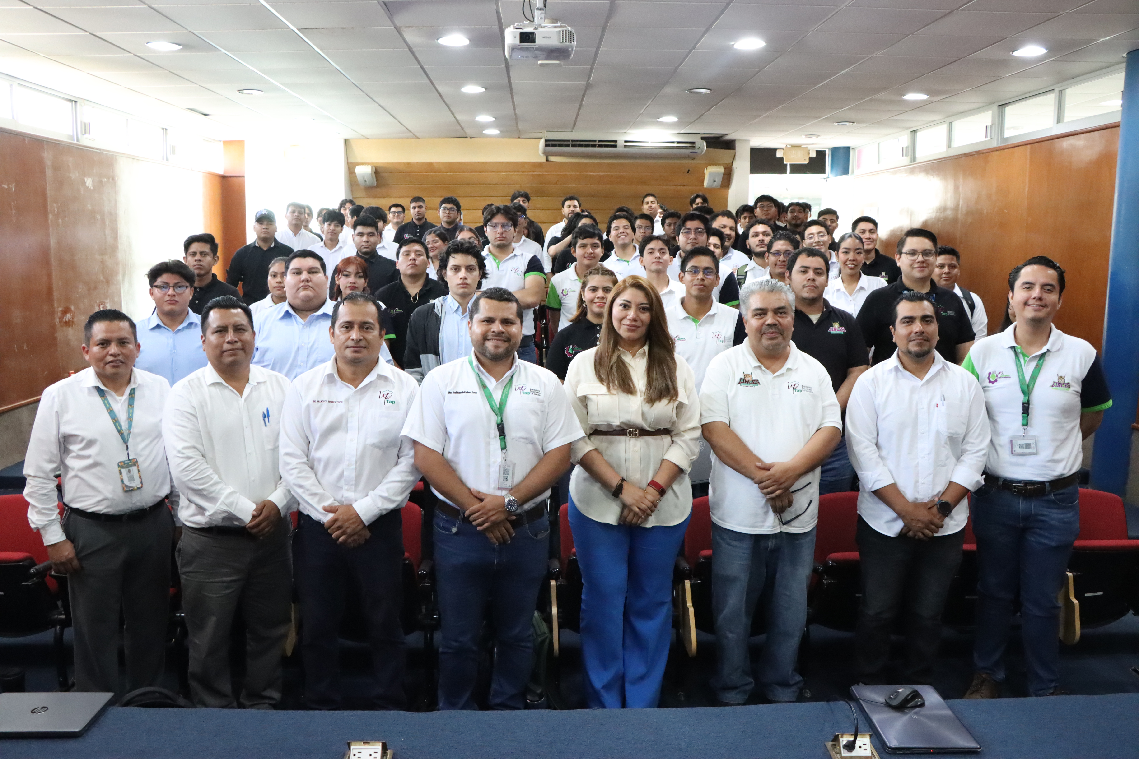 ESTUDIANTES DE MECATRÓNICA DE LA UPTAP INNOVAN EN HACKATHON CON PROYECTOS PARA EL SECTOR PRODUCTIVO